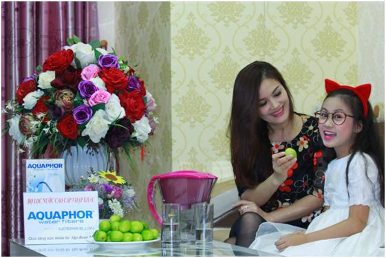 Diễn viên Hoa Thúy cùng sản phẩm Aquaphor
